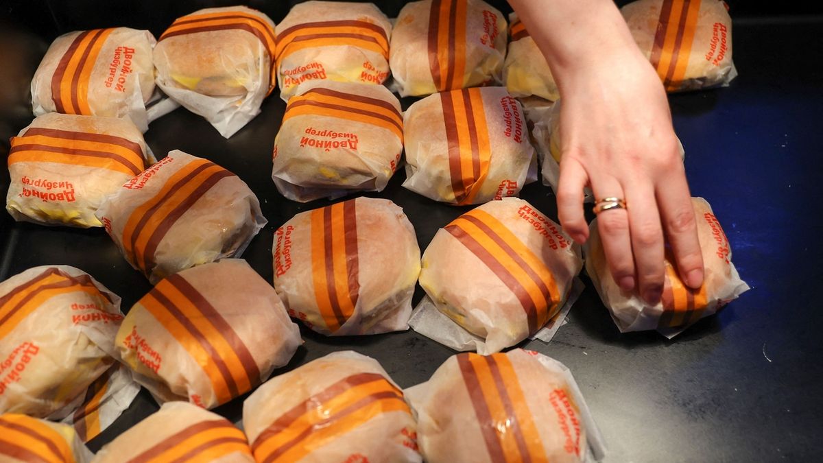 Fronty na burgery i hranolky. Rusko nahradilo McDonald's vlastním řetězcem
